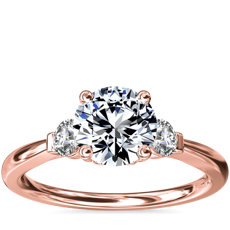 14k 玫瑰金小巧三石鑽石訂婚戒指